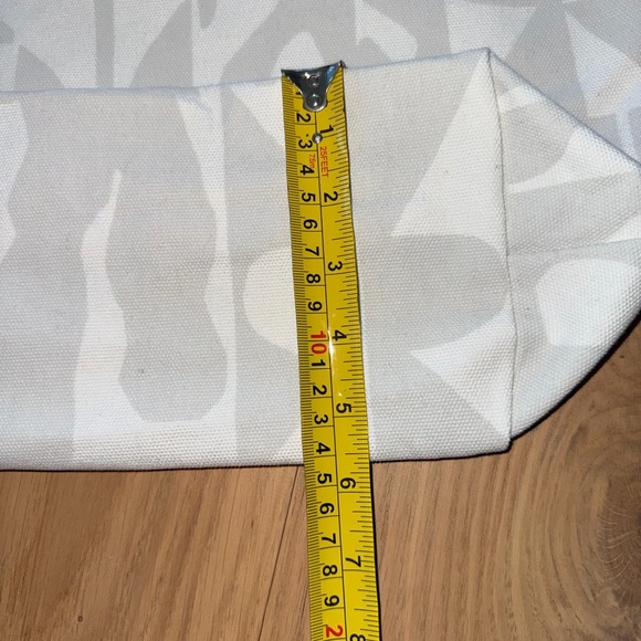 Vuori - White and Gray Patterned Tote Bag - Picture 2 of 8